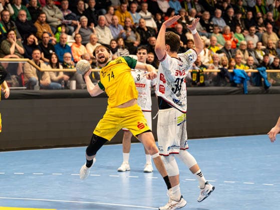 Josip Jukic VfL Eintracht Hagen, 74 on goal throw against Paul Kompenhans TV 05 07 Huettenberg, 34 VfL Eintracht Hagen vs TV 05 07 Huettenberg , Handball, 2 Bundesliga, 22 Matchday, Season 2025 2026, 01 03 2026 VfL Eintracht Hagen vs TV 05 07 Huettenberg , Handball, 2 Bundesliga, 22 Matchday, Season 2025 2026, 01 03 2026 Hagen Copyright: xEibner-Pressefoto DamianxKruczynx EP_DKI