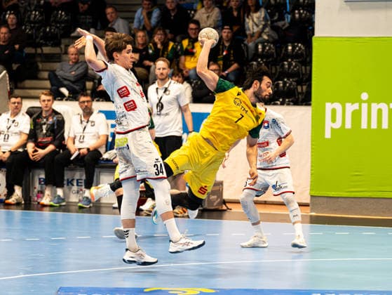 Pouya Norouzi VfL Eintracht Hagen, 07 on goal throw against Paul Kompenhans TV 05 07 Huettenberg, 34 VfL Eintracht Hagen vs TV 05 07 Huettenberg , Handball, 2 Bundesliga, 22 Matchday, Season 2025 2026, 01 03 2026 VfL Eintracht Hagen vs TV 05 07 Huettenberg , Handball, 2 Bundesliga, 22 Matchday, Season 2025 2026, 01 03 2026 Hagen Copyright: xEibner-Pressefoto DamianxKruczynx EP_DKI