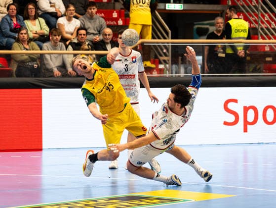 Jan von Boenigk VfL Eintracht Hagen, 95 at goal throw and duel against Vit Reichl TV 05 07 Huettenberg, 19 VfL Eintracht Hagen vs TV 05 07 Huettenberg , Handball, 2 Bundesliga, 22 Matchday, Season 2025 2026, 01 03 2026 VfL Eintracht Hagen vs TV 05 07 Huettenberg , Handball, 2 Bundesliga, 22 Matchday, Season 2025 2026, 01 03 2026 Hagen Copyright: xEibner-Pressefoto DamianxKruczynx EP_DKI