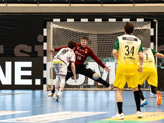 Tim Ruediger TV 05 07 Huettenberg, 18 on a seven-meter penalty against Pascal Bochmann VfL Eintracht Hagen, 16 VfL Eintracht Hagen vs TV 05 07 Huettenberg , Handball, 2 Bundesliga, 22 Matchday, Season 2025 2026, 01 03 2026 VfL Eintracht Hagen vs TV 05 07 Huettenberg , Handball, 2 Bundesliga, 22 Matchday, Season 2025 2026, 01 03 2026 Hagen Copyright: xEibner-Pressefoto DamianxKruczynx EP_DKI