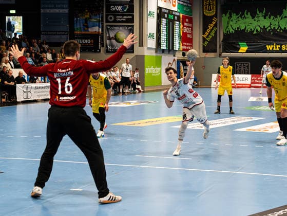 Tim Ruediger TV 05 07 Huettenberg, 18 on a seven-meter penalty against Pascal Bochmann VfL Eintracht Hagen, 16 VfL Eintracht Hagen vs TV 05 07 Huettenberg , Handball, 2 Bundesliga, 22 Matchday, Season 2025 2026, 01 03 2026 VfL Eintracht Hagen vs TV 05 07 Huettenberg , Handball, 2 Bundesliga, 22 Matchday, Season 2025 2026, 01 03 2026 Hagen Copyright: xEibner-Pressefoto DamianxKruczynx EP_DKI