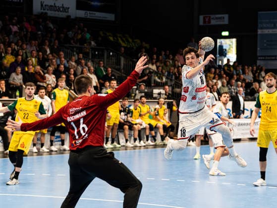 Tim Ruediger TV 05 07 Huettenberg, 18 on goal throw against Pascal Bochmann VfL Eintracht Hagen, 16 VfL Eintracht Hagen vs TV 05 07 Huettenberg , Handball, 2 Bundesliga, 22 Matchday, Season 2025 2026, 01 03 2026 VfL Eintracht Hagen vs TV 05 07 Huettenberg , Handball, 2 Bundesliga, 22 Matchday, Season 2025 2026, 01 03 2026 Hagen Copyright: xEibner-Pressefoto DamianxKruczynx EP_DKI