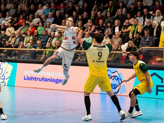 Paul Ohl TV 05 07 Huettenberg, 10 on goal throw against Tilman Proehl VfL Eintracht Hagen, 09 VfL Eintracht Hagen vs TV 05 07 Huettenberg , Handball, 2 Bundesliga, 22 Matchday, Season 2025 2026, 01 03 2026 VfL Eintracht Hagen vs TV 05 07 Huettenberg , Handball, 2 Bundesliga, 22 Matchday, Season 2025 2026, 01 03 2026 Hagen Copyright: xEibner-Pressefoto DamianxKruczynx EP_DKI