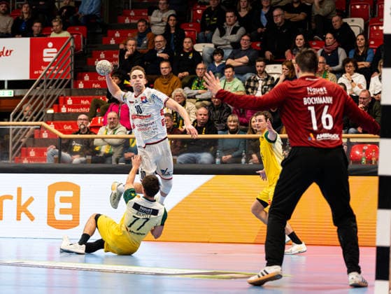 Paul Ohl TV 05 07 Huettenberg, 10 on goal throw against Luca Richter VfL Eintracht Hagen, 77 and Pascal Bochmann VfL Eintracht Hagen, 16 VfL Eintracht Hagen vs TV 05 07 Huettenberg , Handball, 2 Bundesliga, 22 Matchday, Season 2025 2026, 01 03 2026 VfL Eintracht Hagen vs TV 05 07 Huettenberg , Handball, 2 Bundesliga, 22 Matchday, Season 2025 2026, 01 03 2026 Hagen Copyright: xEibner-Pressefoto DamianxKruczynx EP_DKI