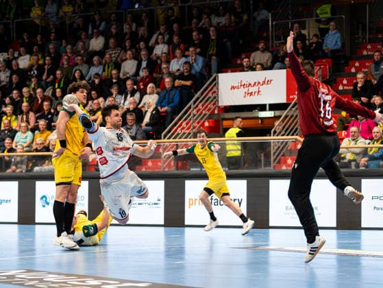 Vit Reichl TV 05 07 Huettenberg, 19 on goal throw against Pascal Bochmann VfL Eintracht Hagen, 16 VfL Eintracht Hagen vs TV 05 07 Huettenberg , Handball, 2 Bundesliga, 22 Matchday, Season 2025 2026, 01 03 2026 VfL Eintracht Hagen vs TV 05 07 Huettenberg , Handball, 2 Bundesliga, 22 Matchday, Season 2025 2026, 01 03 2026 Hagen Copyright: xEibner-Pressefoto DamianxKruczynx EP_DKI