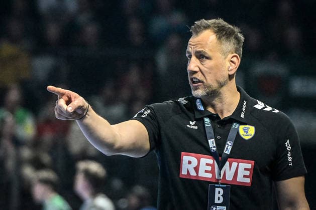 01 03 2026, xlakx, Handball Daikin HBL, Fuechse Berlin Rhein Neckar Löwen v l Nicolej Krickau Fuechse Berlin Trainer enttaeuscht, schaut enttaeuscht, niedergeschlagen, disappointed Berlin Daniel Lakomski