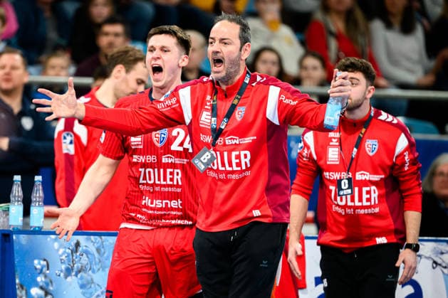 Bietigheim HBL 25 26 SG BBM Bietigheim HSG Nordhorn Lingen Maxim Orlov Bietigheim , Coach Iker Romero Bietigheim aergerlich ärgerlich, sauer, wütend wuetend schreit tobt Bietigheim Bissingen Egetrans Arena Baden Württemberg Germany