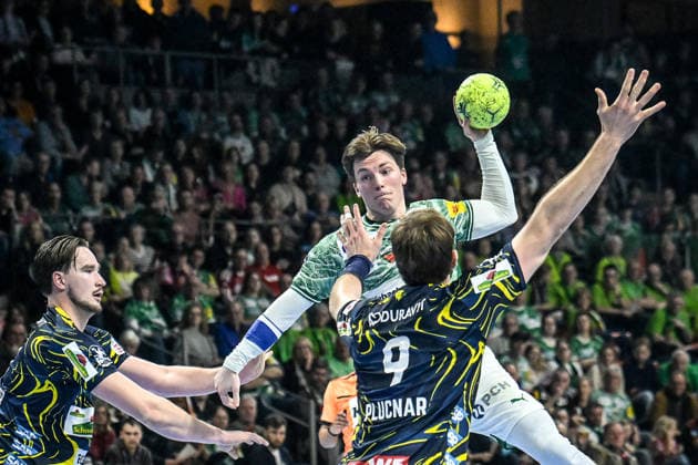 01 03 2026, xlakx, Handball Daikin HBL, Fuechse Berlin Rhein Neckar Löwen v l Robert Timmermeister Rhein Neckar Loewen , Steven Plucnar Jacobsen Rhein Neckar Loewen , Nils Lichtlein Fuechse Berlin sets up for a jump shot Berlin Daniel Lakomski
