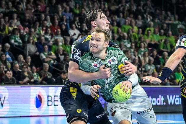 01 03 2026, xlakx, Handball Daikin HBL, Fuechse Berlin Rhein Neckar Löwen v l Robert Timmermeister Rhein Neckar Loewen , Mathias Gidsel Fuechse Berlin Zweikampf, Duell, Kampf, tackle Berlin Daniel Lakomski