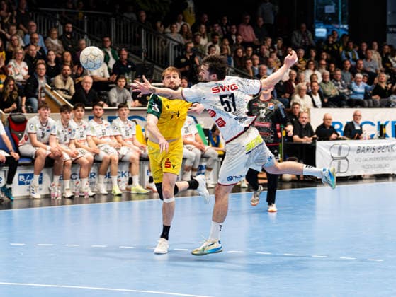 Josip Jukic VfL Eintracht Hagen, 74 with a shot on goal Hendrik Schreiber TV 05 07 Huettenberg, 51 tries in vain to save VfL Eintracht Hagen vs TV 05 07 Huettenberg , Handball, 2 Bundesliga, 22 Matchday, Season 2025 2026, 01 03 2026 VfL Eintracht Hagen vs TV 05 07 Huettenberg , Handball, 2 Bundesliga, 22 Matchday, Season 2025 2026, 01 03 2026 Hagen Copyright: xEibner-Pressefoto DamianxKruczynx EP_DKI