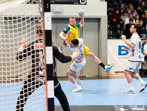 Jan von Boenigk VfL Eintracht Hagen, 95 at the goal throw against Philipp Schwarz TV 05 07 Huettenberg, 03 and Simon Boehne TV 05 07 Huettenberg, 12 VfL Eintracht Hagen vs TV 05 07 Huettenberg , Handball, 2 Bundesliga, 22 Matchday, Season 2025 2026, 01 03 2026 VfL Eintracht Hagen vs TV 05 07 Huettenberg , Handball, 2 Bundesliga, 22 Matchday, Season 2025 2026, 01 03 2026 Hagen Copyright: xEibner-Pressefoto DamianxKruczynx EP_DKI