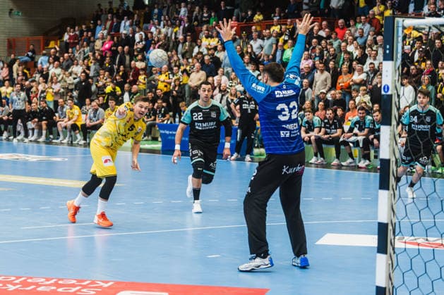 Falk Kolodziej HSG Krefeld Niederrhein, 05 , 7m throw, Janis Boieck HC Oppenweiler Backnang, 32 tries to hold HSG Krefeld Niederrhein vs HC Oppenweiler Backnang, Handball, 2 HBL, 22 Matchday, Season 2025 26, 01 03 2026, HSG Krefeld Niederrhein vs HC Oppenweiler Backnang, Handball, 2 HBL, 22 Matchday, Season 2025 26, 01 03 2026 Krefeld Copyright: xEibner-Pressefoto LukasxBaldygax EP_LBA