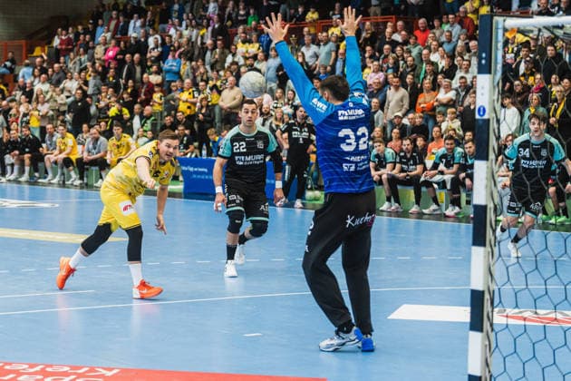 Falk Kolodziej HSG Krefeld Niederrhein, 05 , 7m throw, Janis Boieck HC Oppenweiler Backnang, 32 tries to hold HSG Krefeld Niederrhein vs HC Oppenweiler Backnang, Handball, 2 HBL, 22 Matchday, Season 2025 26, 01 03 2026, HSG Krefeld Niederrhein vs HC Oppenweiler Backnang, Handball, 2 HBL, 22 Matchday, Season 2025 26, 01 03 2026 Krefeld Copyright: xEibner-Pressefoto LukasxBaldygax EP_LBA