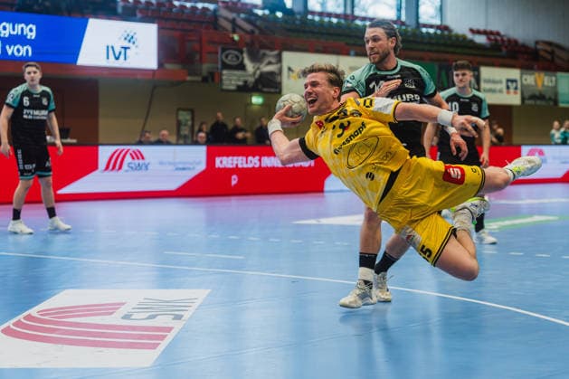 Niklas Ingenpass HSG Krefeld Niederrhein, 55 , jump shot, Lukas Suesser HC Oppenweiler Backnang, 74 looks behind HSG Krefeld Niederrhein vs HC Oppenweiler Backnang, Handball, 2 HBL, 22 Matchday, Season 2025 26, 01 03 2026, HSG Krefeld Niederrhein vs HC Oppenweiler Backnang, Handball, 2 HBL, 22 Matchday, Season 2025 26, 01 03 2026 Krefeld Copyright: xEibner-Pressefoto LukasxBaldygax EP_LBA