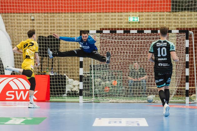 Matija Mircic HSG Krefeld Niederrhein, 97 , Goal, Janis Boieck HC Oppenweiler Backnang, 32 imm Spagatt in der Luft HSG Krefeld Niederrhein vs HC Oppenweiler Backnang, Handball, 2 HBL, 22 Spieltag, Saison 2025 26, 01 03 2026, HSG Krefeld Niederrhein vs HC Oppenweiler Backnang, Handball, 2 HBL, 22 Spieltag, Saison 2025 26, 01 03 2026 Krefeld Copyright: xEibner-Pressefoto LukasxBaldygax EP_LBA