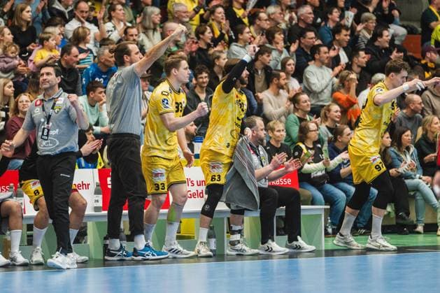 HSG Krefeld Niederrhein bench players cheer HSG Krefeld Niederrhein vs HC Oppenweiler Backnang, Handball, 2 HBL, 22 Matchday, Season 2025 26, 01 03 2026, HSG Krefeld Niederrhein vs HC Oppenweiler Backnang, Handball, 2 HBL, 22 Matchday, Season 2025 26, 01 03 2026 Krefeld Copyright: xEibner-Pressefoto LukasxBaldygax EP_LBA
