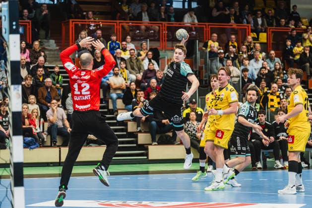 Pau Guitart HSG Krefeld Niederrhein, 12 wants to hold the throw of Timm Buck HC Oppenweiler Backnang, 06, Niklas Ingenpass HSG Krefeld Niederrhein, 55 watches HSG Krefeld Niederrhein vs HC Oppenweiler Backnang, Handball, 2 HBL, 22 Matchday, Season 2025 26, 01 03 2026, HSG Krefeld Niederrhein vs HC Oppenweiler Backnang, Handball, 2 HBL, 22 Matchday, Season 2025 26, 01 03 2026 Krefeld Copyright: xEibner-Pressefoto LukasxBaldygax EP_LBA