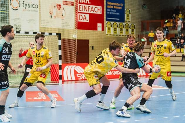 Felix Klingler HC Oppenweiler Backnang, 24 , Lucas Schneider HSG Krefeld Niederrhein, 11 , duel of Lukas Suesser HC Oppenweiler Backnang, 74 with Niklas Ingenpass HSG Krefeld Niederrhein, 55 and Lukas Siegler HSG Krefeld Niederrhein, 20 , Matija Mircic HSG Krefeld Niederrhein, 97 watches HSG Krefeld Niederrhein vs HC Oppenweiler Backnang, Handball, 2 HBL, 22 Matchday, Season 2025 26, 01 03 2026, HSG Krefeld Niederrhein vs HC Oppenweiler Backnang, Handball, 2 HBL, 22 Matchday, Season 2025 26, 01 03 2026 Krefeld Copyright: xEibner-Pressefoto LukasxBaldygax EP_LBA