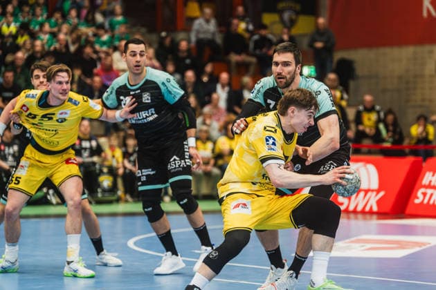Dominick Weiß HC Oppenweiler Backnang, 07 in duel with Marvin Kix HSG Krefeld Niederrhein, 07 HSG Krefeld Niederrhein vs HC Oppenweiler Backnang, Handball, 2 HBL, 22 Matchday, Season 2025 26, 01 03 2026, HSG Krefeld Niederrhein vs HC Oppenweiler Backnang, Handball, 2 HBL, 22 Matchday, Season 2025 26, 01 03 2026 Krefeld Copyright: xEibner-Pressefoto LukasxBaldygax EP_LBA