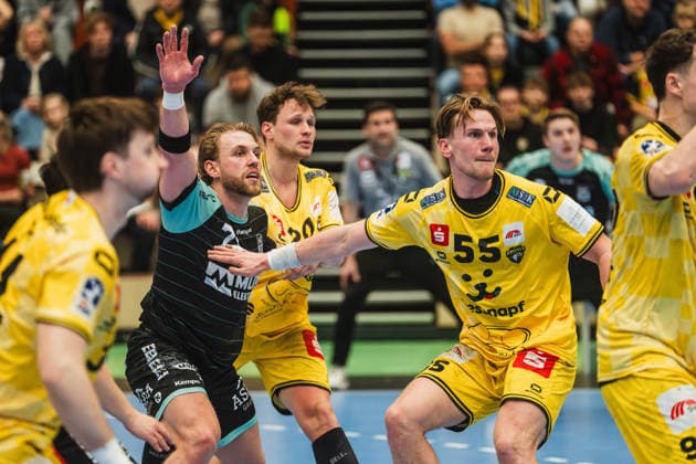 Dominick Weiß HC Oppenweiler Backnang, 07 wants the ball, Niklas Ingenpass HSG Krefeld Niederrhein, 55 covers the opponent HSG Krefeld Niederrhein vs HC Oppenweiler Backnang, Handball, 2 HBL, 22 Matchday, Season 2025 26, 01 03 2026, HSG Krefeld Niederrhein vs HC Oppenweiler Backnang, Handball, 2 HBL, 22 Matchday, Season 2025 26, 01 03 2026 Krefeld Copyright: xEibner-Pressefoto LukasxBaldygax EP_LBA