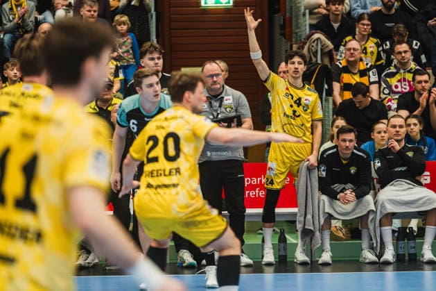Jörn Persson HSG Krefeld Niederrhein, 34 shows timeout from the bench HSG Krefeld Niederrhein vs HC Oppenweiler Backnang, Handball, 2 HBL, 22 Matchday, Season 2025 26, 01 03 2026, HSG Krefeld Niederrhein vs HC Oppenweiler Backnang, Handball, 2 HBL, 22 Matchday, Season 2025 26, 01 03 2026 Krefeld Copyright: xEibner-Pressefoto LukasxBaldygax EP_LBA