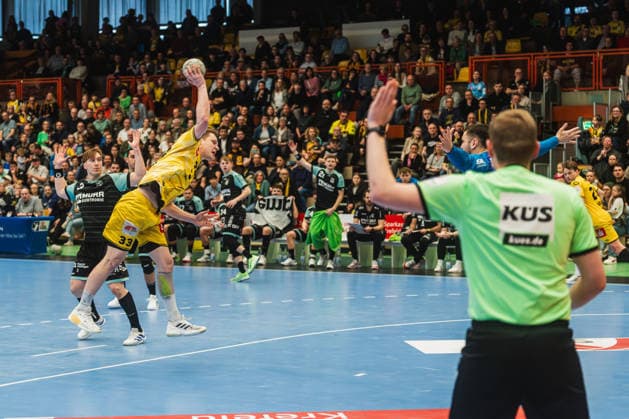 Lars Jagieniak HSG Krefeld Niederrhein, 33 throw on goal, Tyoervi Tyr Gislason HC Oppenweiler Backnang, 03 looks behind HSG Krefeld Niederrhein vs HC Oppenweiler Backnang, Handball, 2 HBL, 22 Matchday, Season 2025 26, 01 03 2026, HSG Krefeld Niederrhein vs HC Oppenweiler Backnang, Handball, 2 HBL, 22 Matchday, Season 2025 26, 01 03 2026 Krefeld Copyright: xEibner-Pressefoto LukasxBaldygax EP_LBA