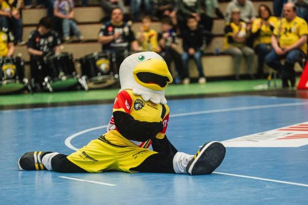 HSG Krefeld Niederrhein mascot does a balancing act for the fans HSG Krefeld Niederrhein vs HC Oppenweiler Backnang, Handball, 2 HBL, 22 Matchday, Season 2025 26, 01 03 2026, HSG Krefeld Niederrhein vs HC Oppenweiler Backnang, Handball, 2 HBL, 22 Matchday, Season 2025 26, 01 03 2026 Krefeld Copyright: xEibner-Pressefoto LukasxBaldygax EP_LBA