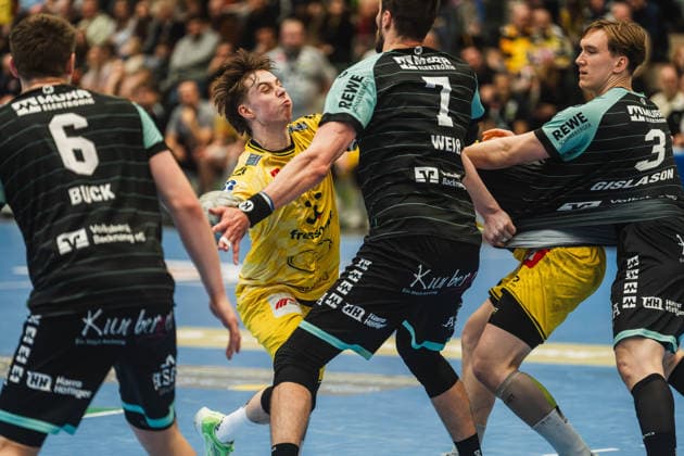 Marvin Kix HSG Krefeld Niederrhein, 07 ,Throw, duel, Dominick Weiß HC Oppenweiler Backnang, 07 tries to block HSG Krefeld Niederrhein vs HC Oppenweiler Backnang, Handball, 2 HBL, 22 Matchday, Season 2025 26, 01 03 2026, HSG Krefeld Niederrhein vs HC Oppenweiler Backnang, Handball, 2 HBL, 22 Matchday, Season 2025 26, 01 03 2026 Krefeld Copyright: xEibner-Pressefoto LukasxBaldygax EP_LBA
