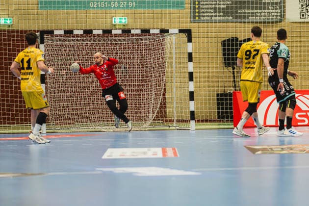 Pau Guitart HSG Krefeld Niederrhein, 12 ,holds a throw HSG Krefeld Niederrhein vs HC Oppenweiler Backnang, Handball, 2 HBL, 22 Matchday, Season 2025 26, 01 03 2026, HSG Krefeld Niederrhein vs HC Oppenweiler Backnang, Handball, 2 HBL, 22 Matchday, Season 2025 26, 01 03 2026 Krefeld Copyright: xEibner-Pressefoto LukasxBaldygax EP_LBA
