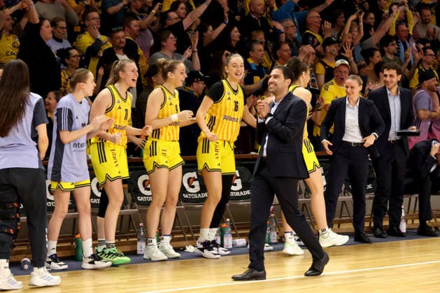 DEU, easyCredit DBBL, ALBA vs Rutronik Stars Keltern, 01 03 2026, Soemmeringhalle, Berlin, DEU, easyCredit DBBL, ALBA vs Rutronik Stars Keltern, in the picture head coach Cristo Cabrera ALBA Berlin , ALBA players bench nordphotoxGmbHx xEngler nph00076