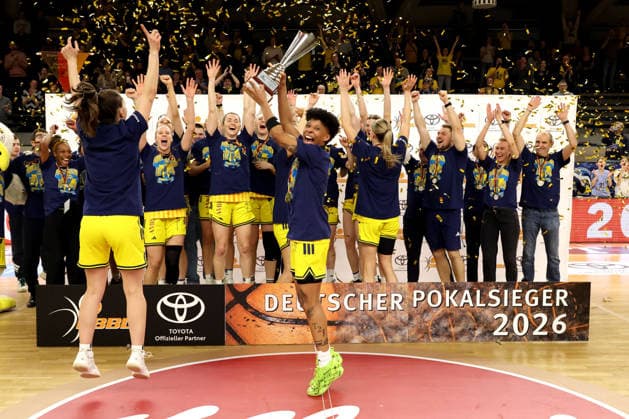 DEU, easyCredit DBBL, ALBA vs Rutronik Stars Keltern, 01 03 2026, Soemmeringhalle, Berlin, DEU, easyCredit DBBL, ALBA vs Rutronik Stars Keltern, in the picture ALBA player circle Deeshyra Thomas ALBA Berlin 21 , Lena Gohlisch ALBA Berlin 12 Cup nordphotoxGmbHx xEngler nph00076