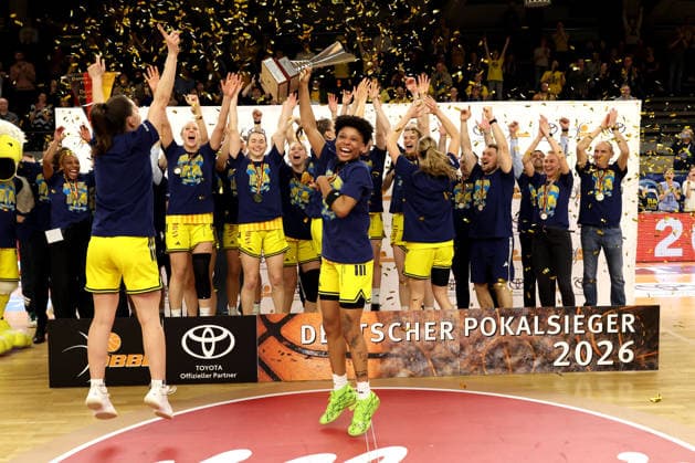 DEU, easyCredit DBBL, ALBA vs Rutronik Stars Keltern, 01 03 2026, Soemmeringhalle, Berlin, DEU, easyCredit DBBL, ALBA vs Rutronik Stars Keltern, in the picture ALBA player circle Deeshyra Thomas ALBA Berlin 21 , Lena Gohlisch ALBA Berlin 12 Cup nordphotoxGmbHx xEngler nph00076