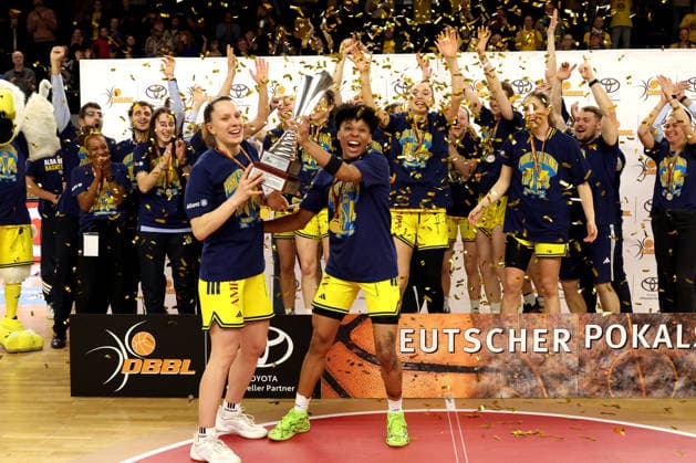 DEU, easyCredit DBBL, ALBA vs Rutronik Stars Keltern, 01 03 2026, Soemmeringhalle, Berlin, DEU, easyCredit DBBL, ALBA vs Rutronik Stars Keltern, in the picture ALBA player circle Deeshyra Thomas ALBA Berlin 21 , Lena Gohlisch ALBA Berlin 12 Cup nordphotoxGmbHx xEngler nph00076