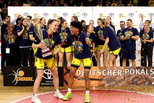 DEU, easyCredit DBBL, ALBA vs Rutronik Stars Keltern, 01 03 2026, Soemmeringhalle, Berlin, DEU, easyCredit DBBL, ALBA vs Rutronik Stars Keltern, in the picture ALBA player circle Deeshyra Thomas ALBA Berlin 21 , Lena Gohlisch ALBA Berlin 12 Cup nordphotoxGmbHx xEngler nph00076