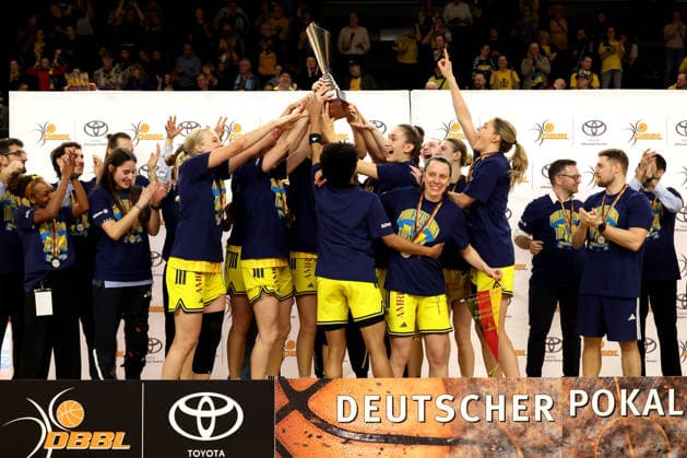 DEU, easyCredit DBBL, ALBA vs Rutronik Stars Keltern, 01 03 2026, Soemmeringhalle, Berlin, DEU, easyCredit DBBL, ALBA vs Rutronik Stars Keltern, in the picture ALBA player circle Deeshyra Thomas ALBA Berlin 21 , Lena Gohlisch ALBA Berlin 12 Cup nordphotoxGmbHx xEngler nph00076