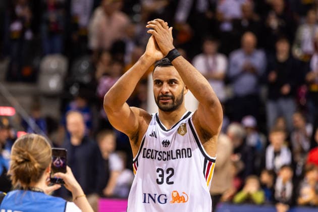 GER, FIBA Basketball World Cup 2027, European Qualifiers, Germany Croatia 01 03 2026, Telekom Dome, Bonn, GER, FIBA Basketball World Cup 2027, European Qualifiers, Germany Croatia Johannes Thiemann Germany, No 32 thanks the fans Â Photo Alexander Trienitz Bonn Telekom Dome North Rhine-Westphalia Germany