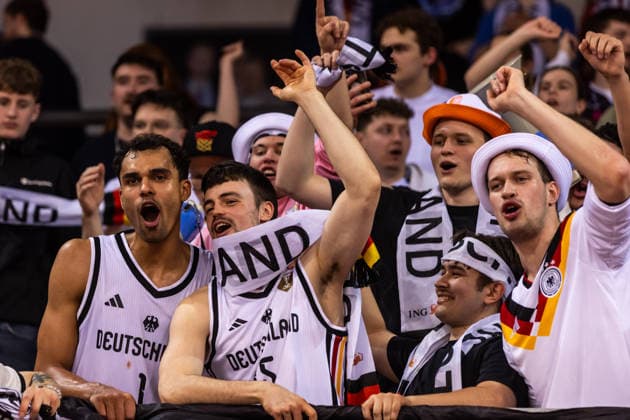GER, FIBA Basketball World Cup 2027, European Qualifiers, Germany Croatia 01 03 2026, Telekom Dome, Bonn, GER, FIBA Basketball World Cup 2027, European Qualifiers, Germany Croatia Oscar da Silva Germany, No1 and Jonas Mattisseck Germany, No15 celebrate with the fans Â Photo Alexander Trienitz Bonn Telekom Dome North Rhine-Westphalia Germany