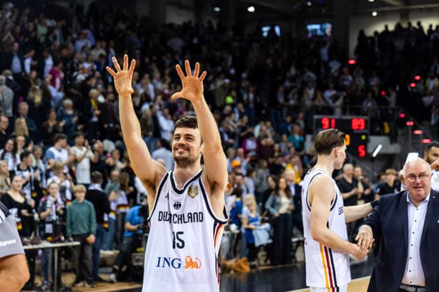 GER, FIBA Basketball World Cup 2027, European Qualifiers, Germany Croatia 01 03 2026, Telekom Dome, Bonn, GER, FIBA Basketball World Cup 2027, European Qualifiers, Germany Croatia Jonas Mattisseck Germany, No15 thanks the fans Â Photo Alexander Trienitz Bonn Telekom Dome North Rhine-Westphalia Germany