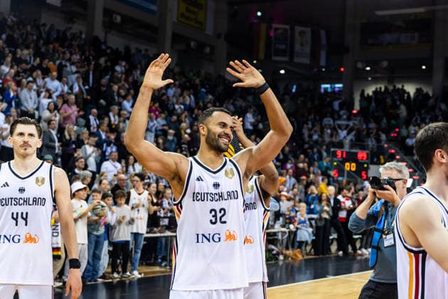 GER, FIBA Basketball World Cup 2027, European Qualifiers, Germany Croatia 01 03 2026, Telekom Dome, Bonn, GER, FIBA Basketball World Cup 2027, European Qualifiers, Germany Croatia Johannes Thiemann Germany, No 32 thanks the fans Â Photo Alexander Trienitz Bonn Telekom Dome North Rhine-Westphalia Germany