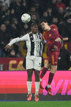 Roma™s Niccolo Pisilli and Juventus™s Jonathan David during the Serie A Enilive soccer match between AS Roma and Juventus FC at the Rome s Olympic stadium, Italy - Sunday, March 01, 2026. - Soccer.  Copyright: xFabrizioxCorradetti LaPressex