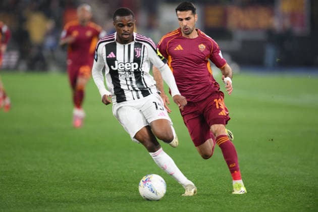 Pierre Kalulu of FC Juventus under pressure from Zeki Celik of AS Roma during the match of 27th day of the Serie A Championship between A.S.Roma and F.C. Juventus at the Olimpico Stadium on Mar 1, 2026 in Rome, Italy. during AS Roma vs Juventus FC, Italian soccer Serie A match in Rome, Italy, March 01 2026  Copyright: xRobertoxRamaccia IPAxSportx xipa-agency.netx xx IPA_72237166 IPA_Agency_IPA72237166
