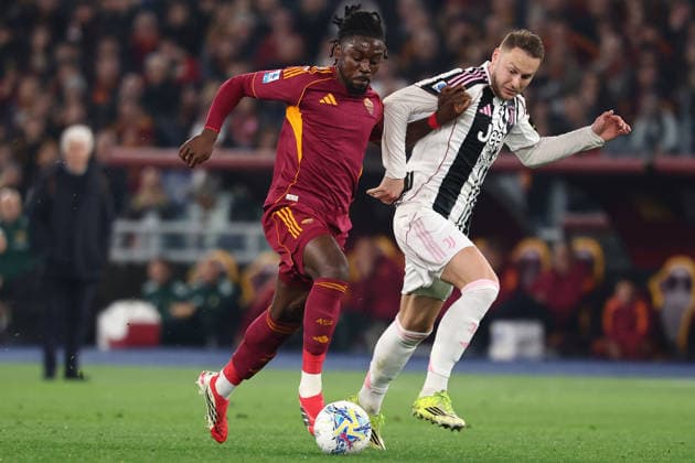Manu Kone of AS Roma and Teun Koopmeiners of Juventus FC compete for the ball during the Serie A 2025 2026 football match between AS Roma and Juventus FC at Olimpico stadium in Rome (Italy), March 1st, 2026. CesarexPurini