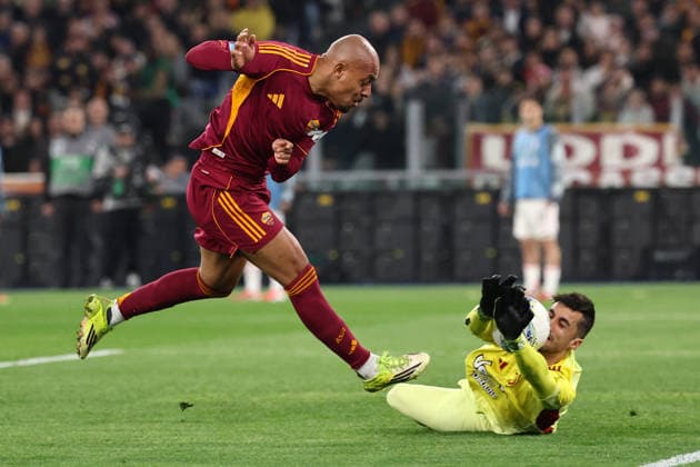 Donyell Malen of AS Roma and Mattia Perin of Juventus FC compete for the ball during the Serie A 2025 2026 football match between AS Roma and Juventus FC at Olimpico stadium in Rome (Italy), March 1st, 2026. CesarexPurini