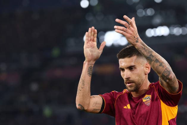 Lorenzo Pellegrini of AS Roma claps during the Serie A 2025 2026 football match between AS Roma and Juventus FC at Olimpico stadium in Rome (Italy), March 1st, 2026. CesarexPurini