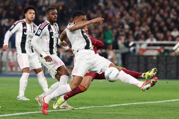 Gleison Bremer of Juventus FC and Donyell Malen of AS Roma compete for the ball during the Serie A 2025 2026 football match between AS Roma and Juventus FC at Olimpico stadium in Rome (Italy), March 1st, 2026. CesarexPurini