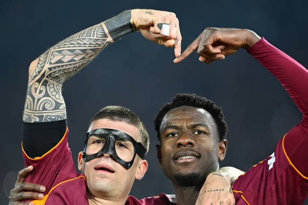Foto IPP Cavaliere Emiliano. Roma 01 03 2026 Calcio Campionato Serie A 2025-2026. Roma - Juventus. Nella foto: esulta per il gol Evan Ndicka, celebrato da Gianluca Mancini. Italy Photo Press - World Copyright italy ITALY  Copyright: xR4924_italyphotopressx