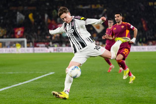 AS Roma v Juventus FC - Serie A Kenan YÄ±ldÄ±z left winger of Juventus and Turkiye and Zeki Ã‡elik right-back of Roma and Turkiye compete for the ball during the Serie A match between AS Roma and Juventus FC at Stadio Olimpico on March 1, 2026 in Rome, Italy. Rome Italy  Copyright: xJosexBretonx originalFilename:bretonhernandez-asromavj260301_npW6z.jpg