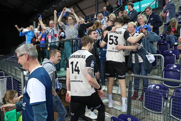Handball DAIKIN HBL, SC DHfK Leipzig Bergischer HC 01 03 2026 Gerdas Babarskas 14, Bergischer HC , Sören Steinhaus 53, Bergischer HC and their team celebrate the victory with the fans Handball, DAIKIN HBL, 1 Bundesliga, Season 2025 2026, Matchday 23 SC DHfK Leipzig vs Bergischer HC on 01 03 2026 at Quarterback Immobilien Arena Leipzig Copyright: xBEAUTIFULxSPORTS JanxKaeferx