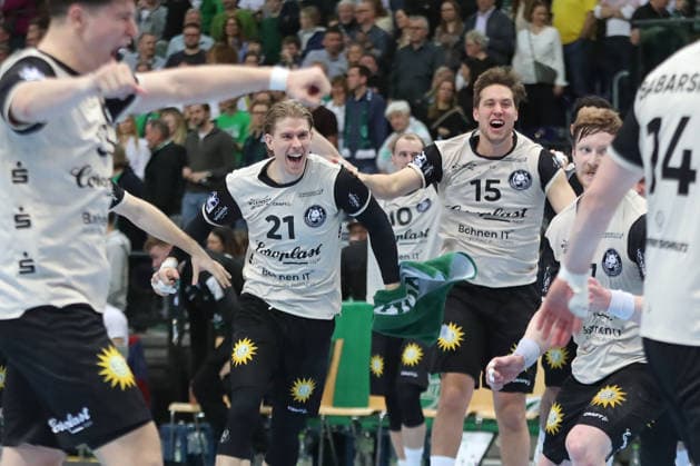 Handball DAIKIN HBL, SC DHfK Leipzig Bergischer HC 01 03 2026 Kim Voss Fels 21, Bergischer HC and Lars Kooij 15, Bergischer HC celebrate the victory together with their team Joy, Emotions Handball, DAIKIN HBL, 1 Bundesliga, Season 2025 2026, 23 Matchday SC DHfK Leipzig vs Bergischer HC on 01 03 2026 at Quarterback Immobilien Arena Leipzig Copyright: xBEAUTIFULxSPORTS JanxKaeferx