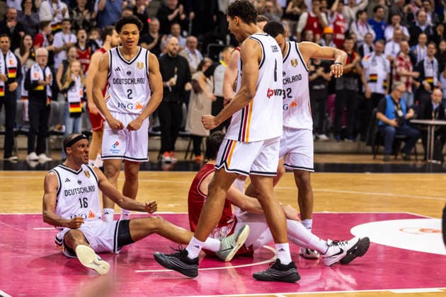 GER, FIBA Basketball World Cup 2027, European Qualifiers, Germany Croatia 01 03 2026, Telekom Dome, Bonn, GER, FIBA Basketball World Cup 2027, European Qualifiers, Germany Croatia Louis Olinde Germany, No16 cheers on the floor with Jack Kayil Germany, No2 and Oscar da Silva Germany, No1 Â Photo Alexander Trienitz Bonn Telekom Dome Nordrhein Westfalen Germany